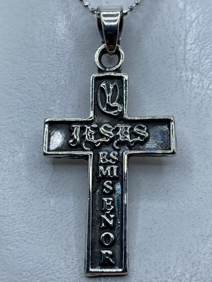 Dije cruz religiosa de plata .925 repujado a mano en Taxco, diseño clásico