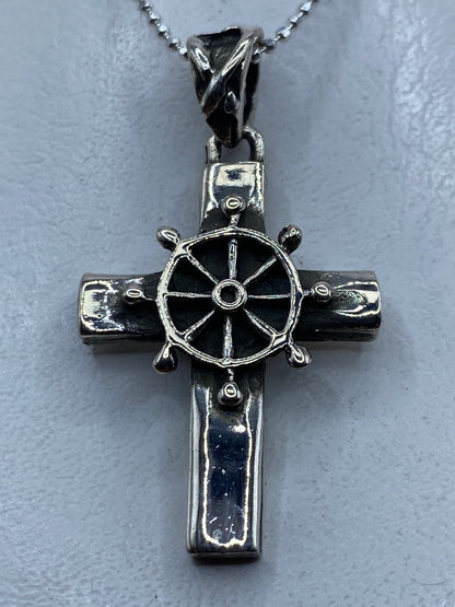 Dije de plata .925 en forma de cruz con timón, repujado a mano en Taxco
