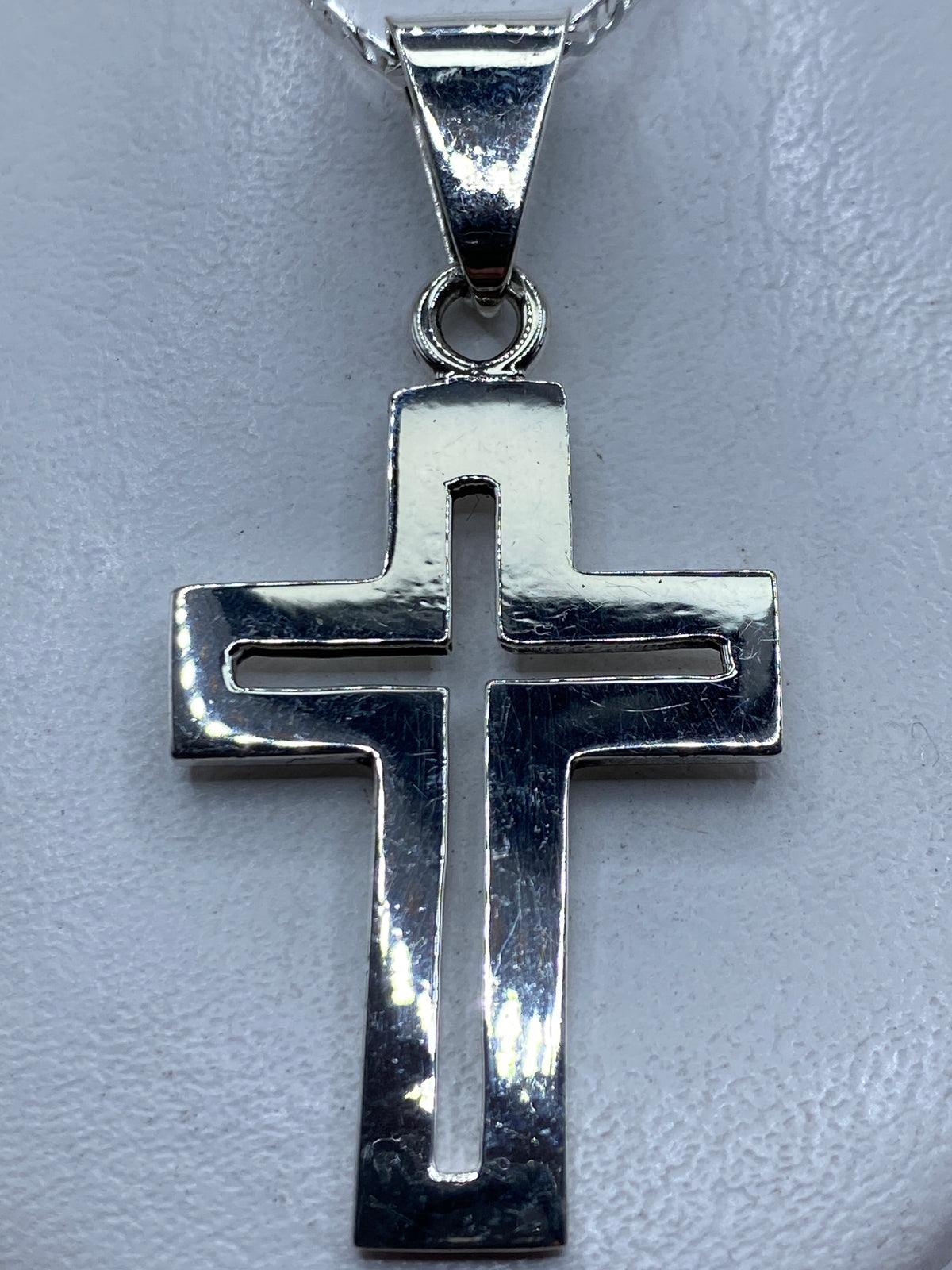 Dije de cruz de plata .925 en la mano, 6 cm de largo, Taxco
