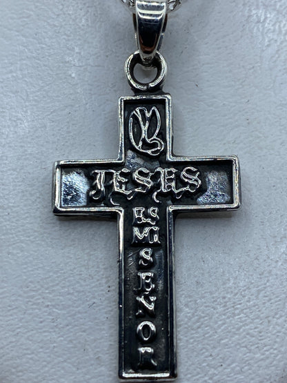 Dije cruz de plata repujada de Taxco .925 con texto religioso en relieve, largo 5.3 cm