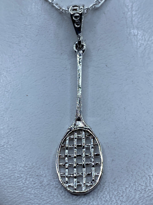 Dije de plata calada en forma de raqueta de tenis, 5.4 cm de largo