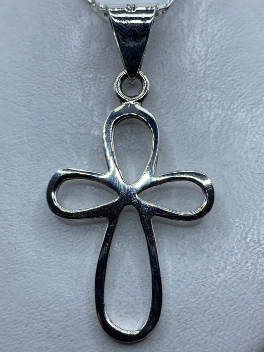 Dije cruz de plata calado con asa, 6 cm de largo, vista frontal