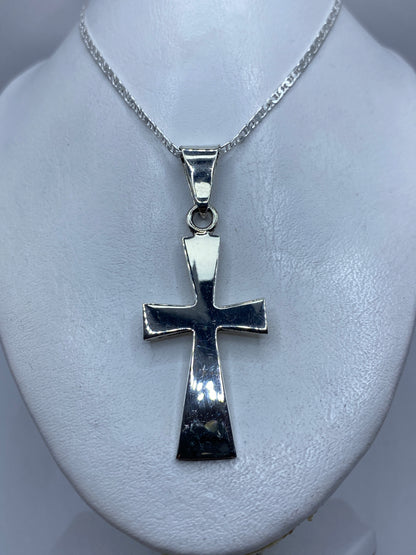 Dije cruz de 6.5 cm sobre fondo blanco mostrando el diseño clásico