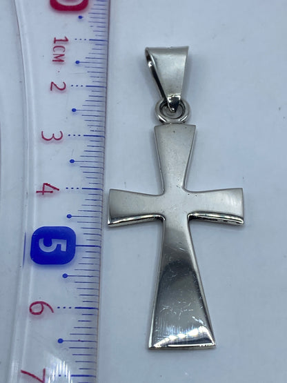 Cruz de plata .925 en comparación con una regla de centímetros
