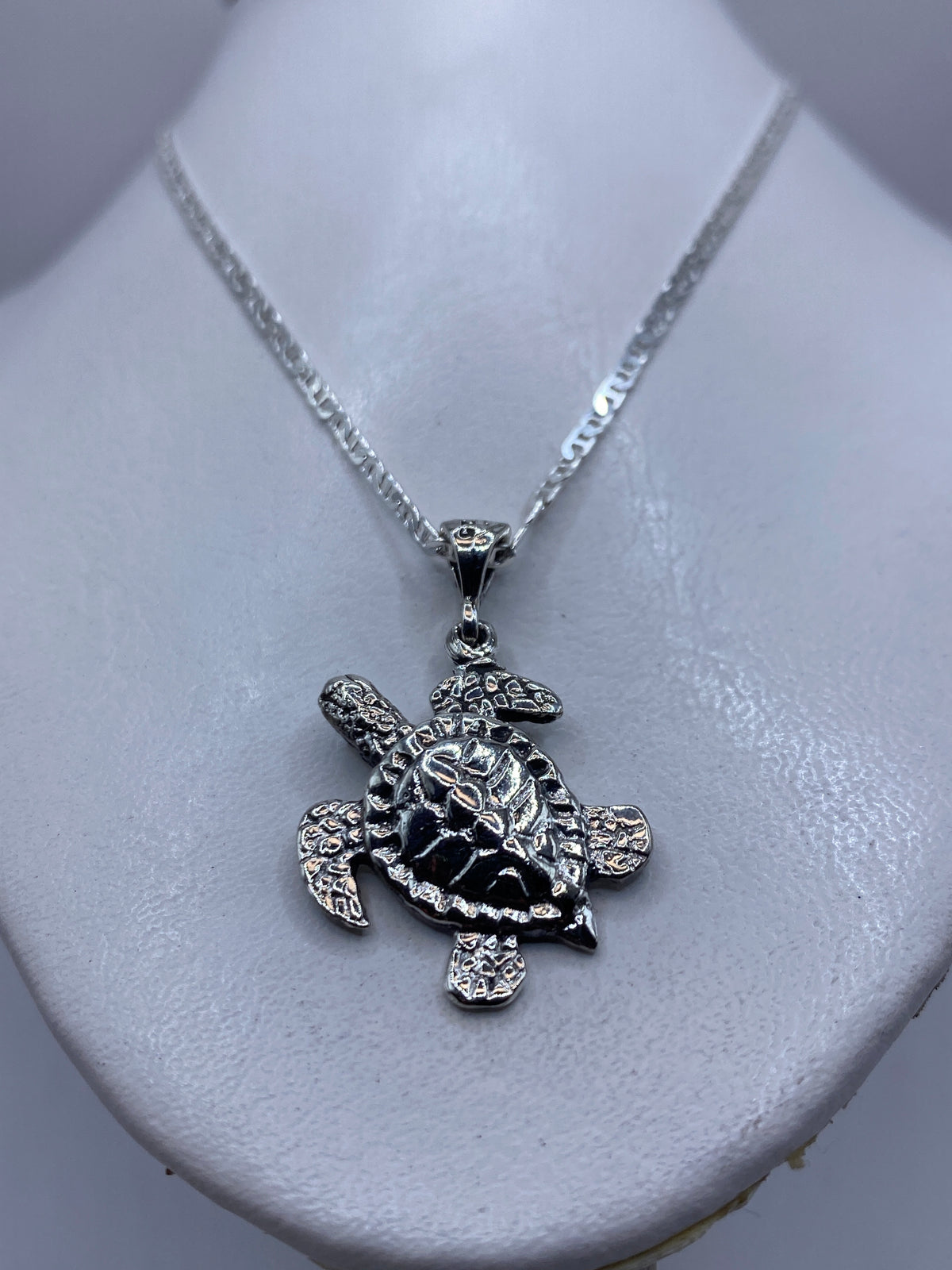 Dije tortuga marina de 4.2 cm sobre fondo blanco mostrando el acabado brillante