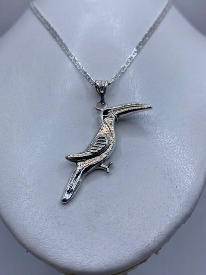 Vista frontal del dije naturalista de colibrí, 5 cm de largo, plata .925