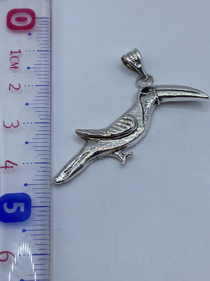 Dije colibrí sobre regla de medición: 5 centímetros exactos