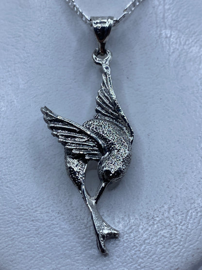 Dije colibrí en repujado de plata .925 con las alas extendidas en vuelo