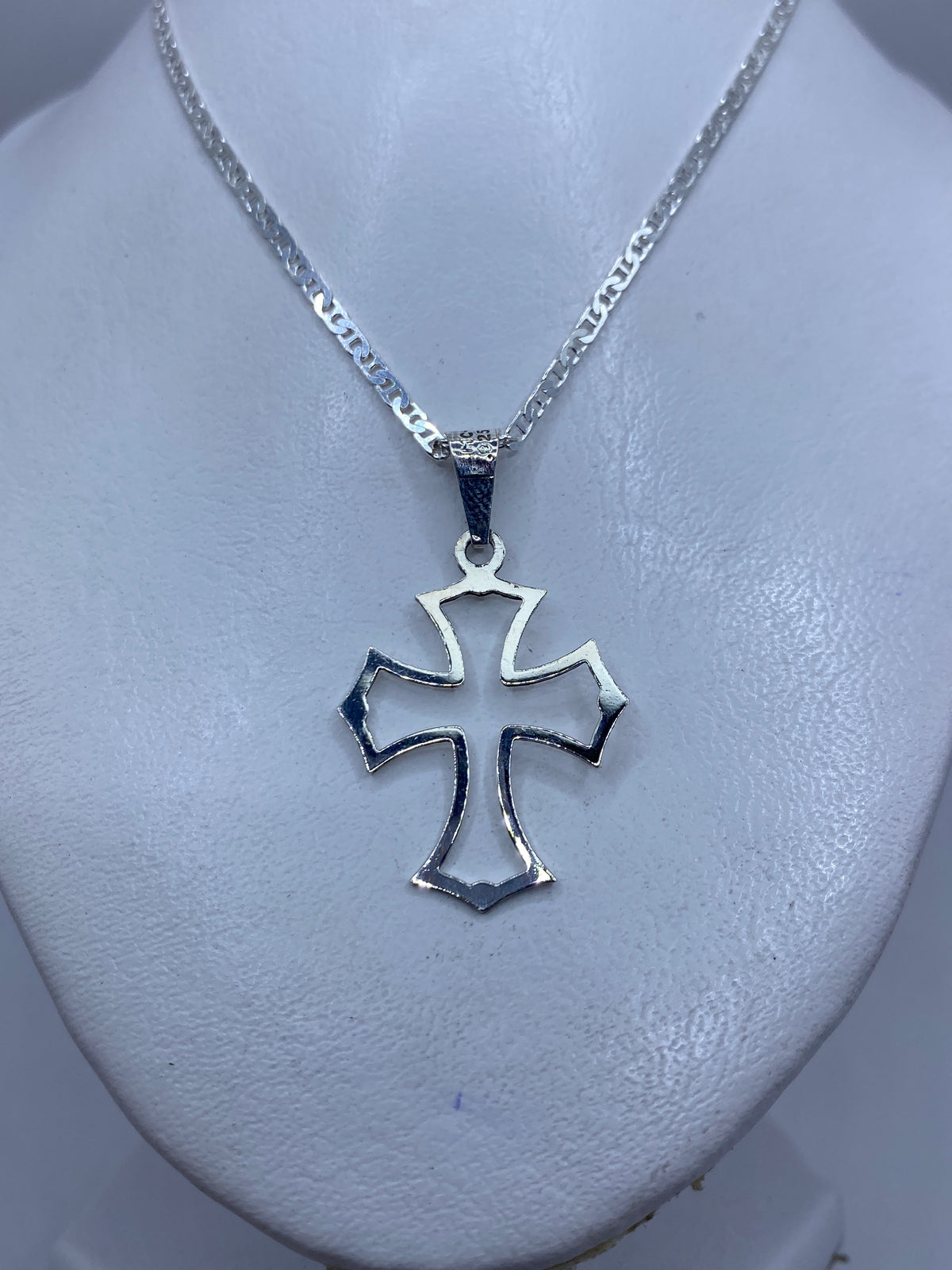 Dije cruz religiosa sin cadena, 4.3 cm de largo, puesto al cuello