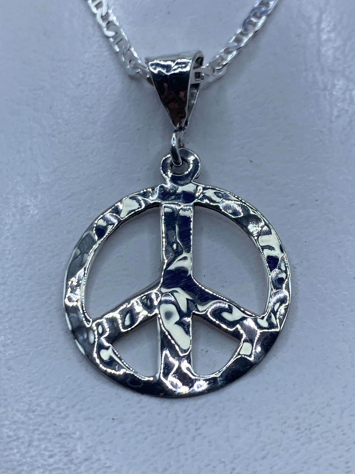 Dije símbolo de paz en plata .925, colgando de cadena plateada