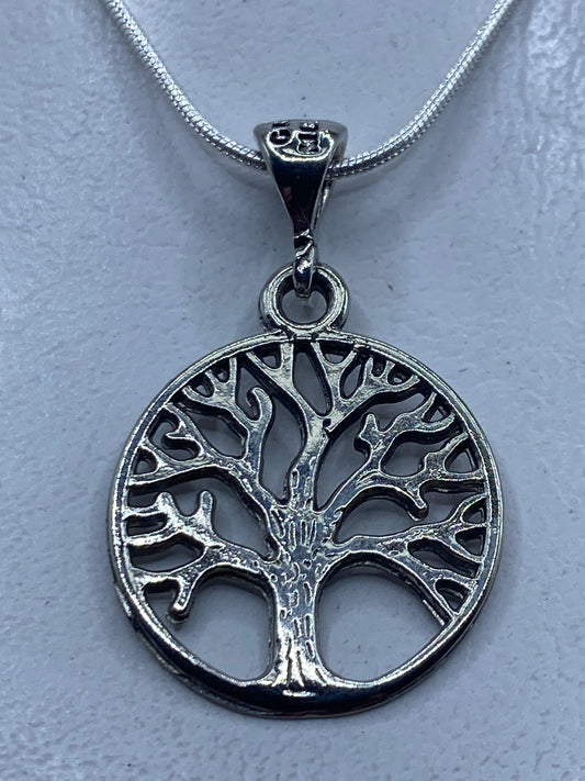Dije de plata calado con diseño de Árbol de la Vida en cadena de plata de serpentín