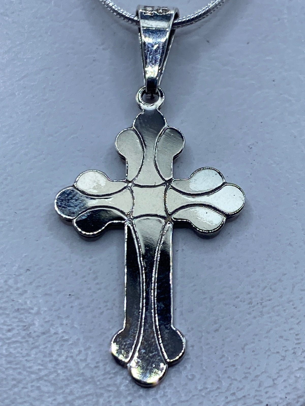 Dije cruz de plata .925 con pétalos redondeados en los brazos, 4.4 cm de largo