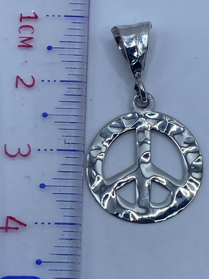 Dije solo, sin cadena, medido en escala de centímetros