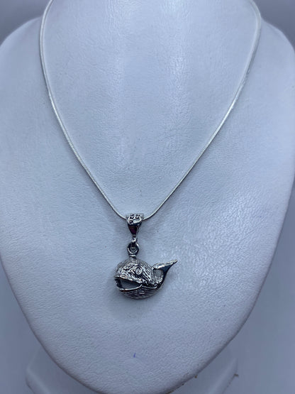 Dije ballena de plata .925 sobre maniquí, mostrando tamaño real