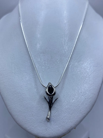Dije floral de plata .925 de Taxco sobre cuello de maniquí, mostrando tamaño real