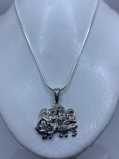 Dije de 3.5 cm puesto en cadena de plata (cadena no incluida)