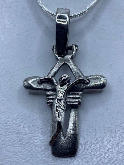 Dije cruz con Cristo en plata .925, 4.2 cm de largo, sobre cadena de plata serpentín