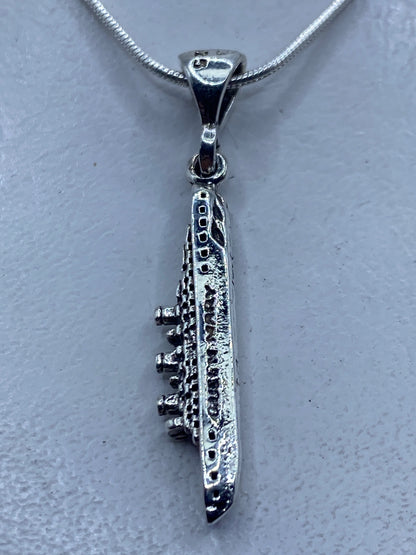 Dije de plata .925 minimalista de 4.3 cm colgando de una cadena de serpentina