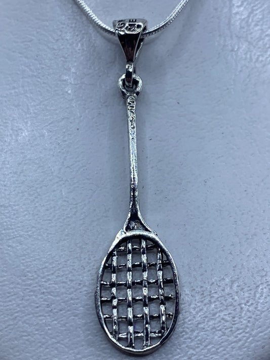 Dije de plata .925 con técnica de calado en forma de raqueta de tenis, colgante de cadena serpentín