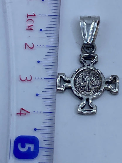 Dije sobre cadena de plata mostrando el Quinto 925