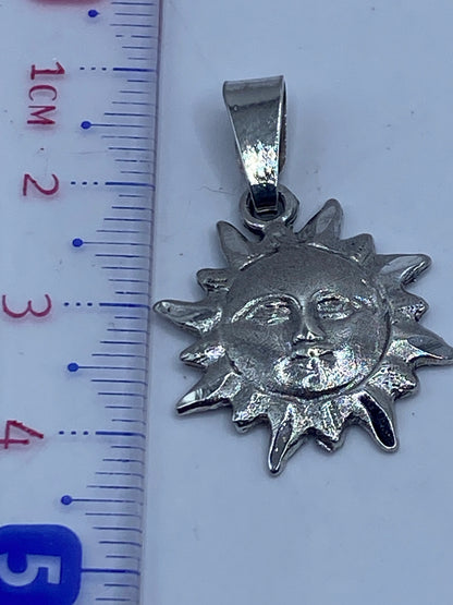 Dije de plata .925 en pecho, mostrando tamaño y presencia visual