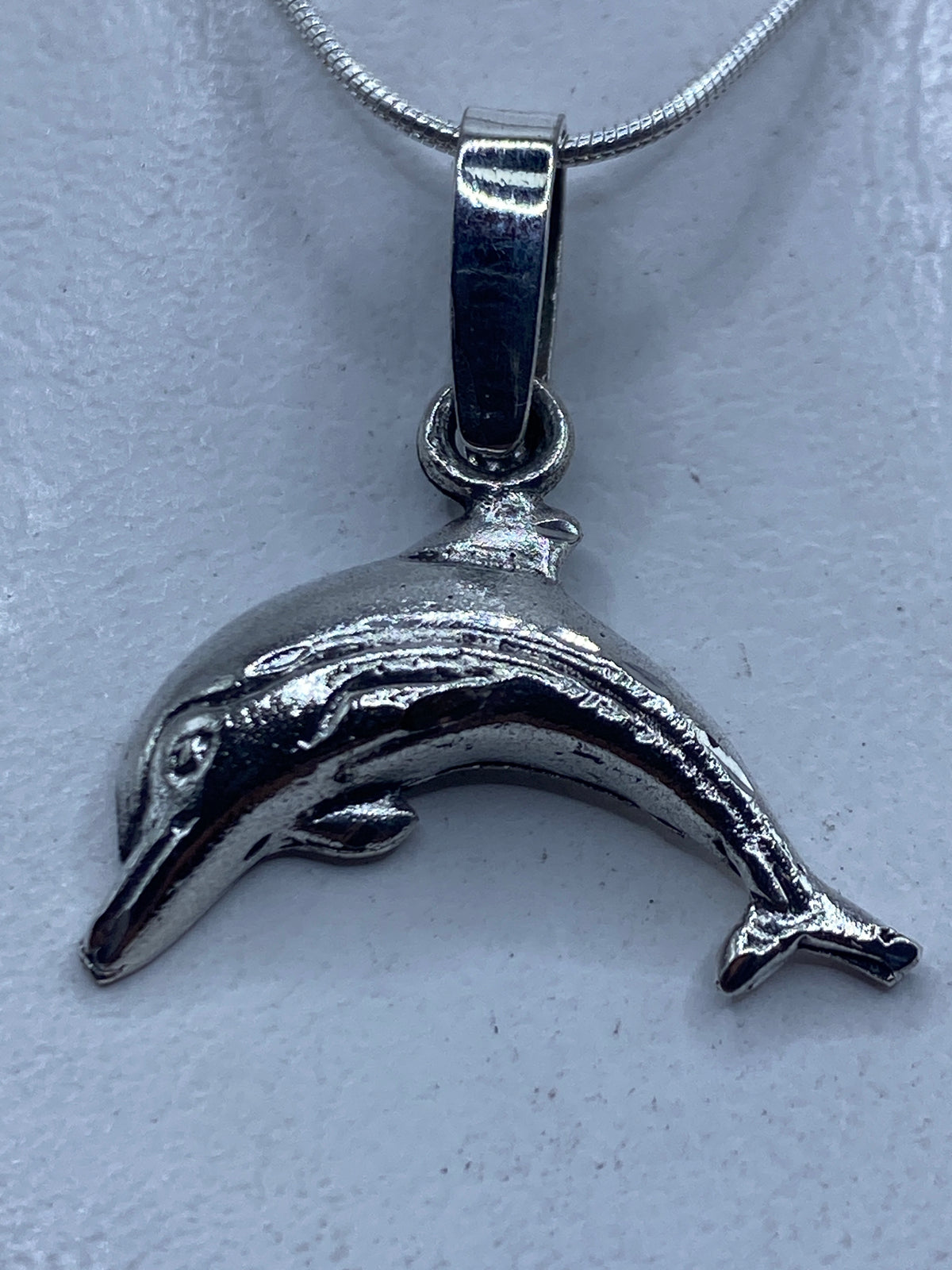 Dije delfín en plata .925 fundida, 4 cm de largo, sobre cadena de plata