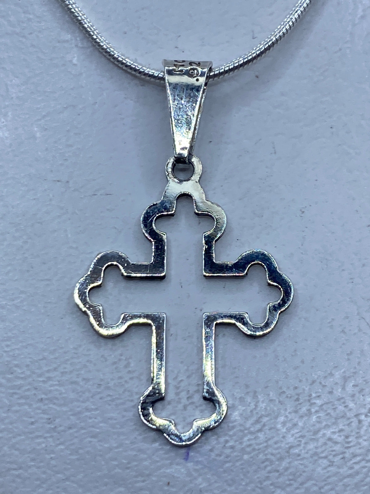 Dije cruz calada en plata .925 de Taxco, colgante en cadena serpentina