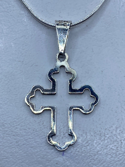 Dije cruz calada en plata .925 de Taxco, colgante en cadena serpentina