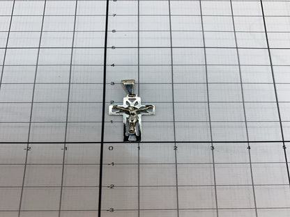 Reverso del dije cruz de plata mostrando el acabado pulido y la precisión del calado