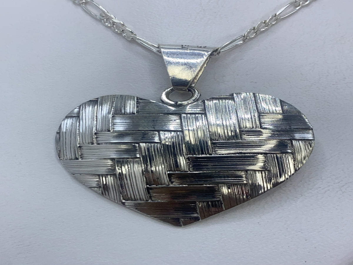 Dije de plata repujado en forma de corazón de 4 cm con cadena figaro