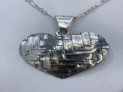 Dije de plata repujado en forma de corazón de 4 cm con cadena figaro