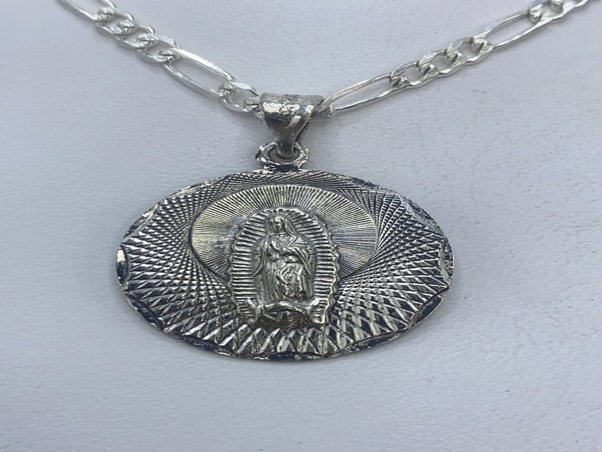 Dije de plata .925 con Virgen María radiante en repujado de Taxco, vista frontal clara