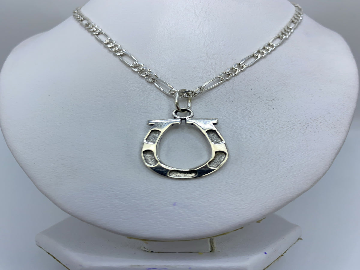 Dije de herradura colgante en cadena con eslabones de plata Figaro