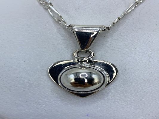 Dije de corazón de plata .925 con cadena plateada, colgando al cuello