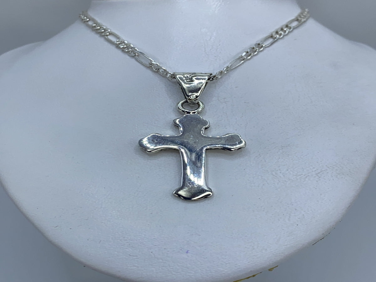 Cruz de plata Taxco en detalle sobre fondo blanco mostrando el pulido y el Quinto