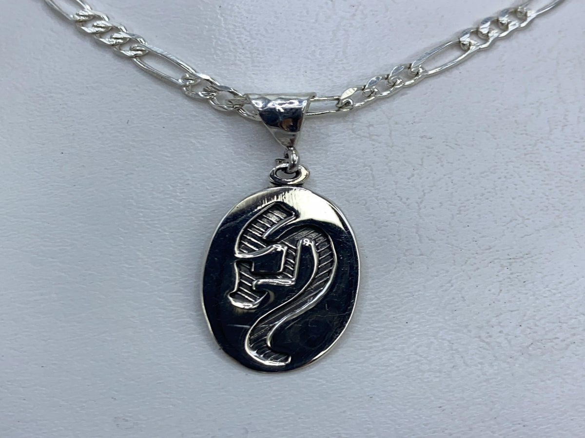 Dije de plata repujado de 3 cm sobre cadena figaro en plata .925