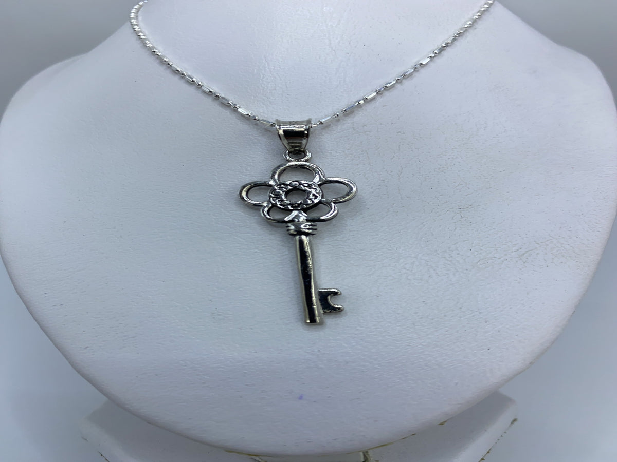 Detalle del corte de precisión del calado en la llave floral de plata