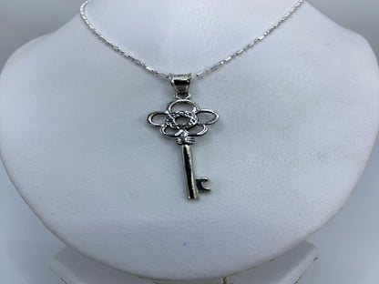Detalle del corte de precisión del calado en la llave floral de plata