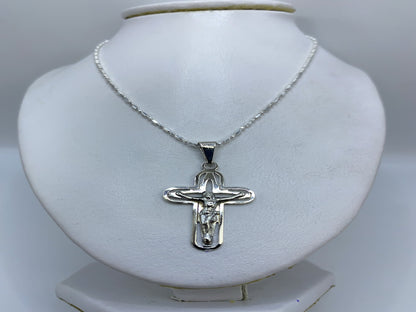 Crucifijo sobre fondo blanco con la cadena de medida, 3 cm de largo