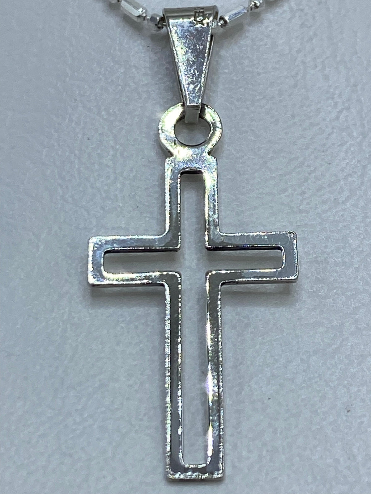 Detalle del aro de la cruz para enganchar la cadena