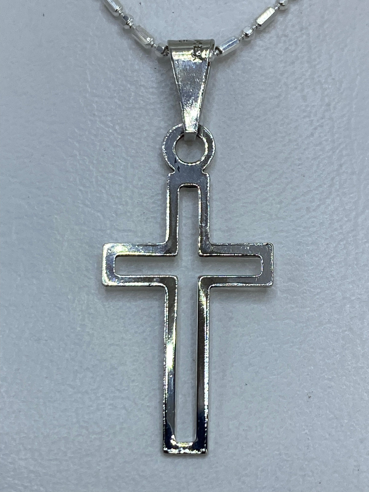 Dije cruz calado en plata .925 de Taxco, colgando de cadena de eslabones
