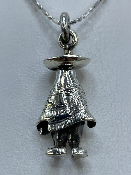 Dije prehispánico azteca de plata .925 colgado en cadena de bolitas, vista frontal