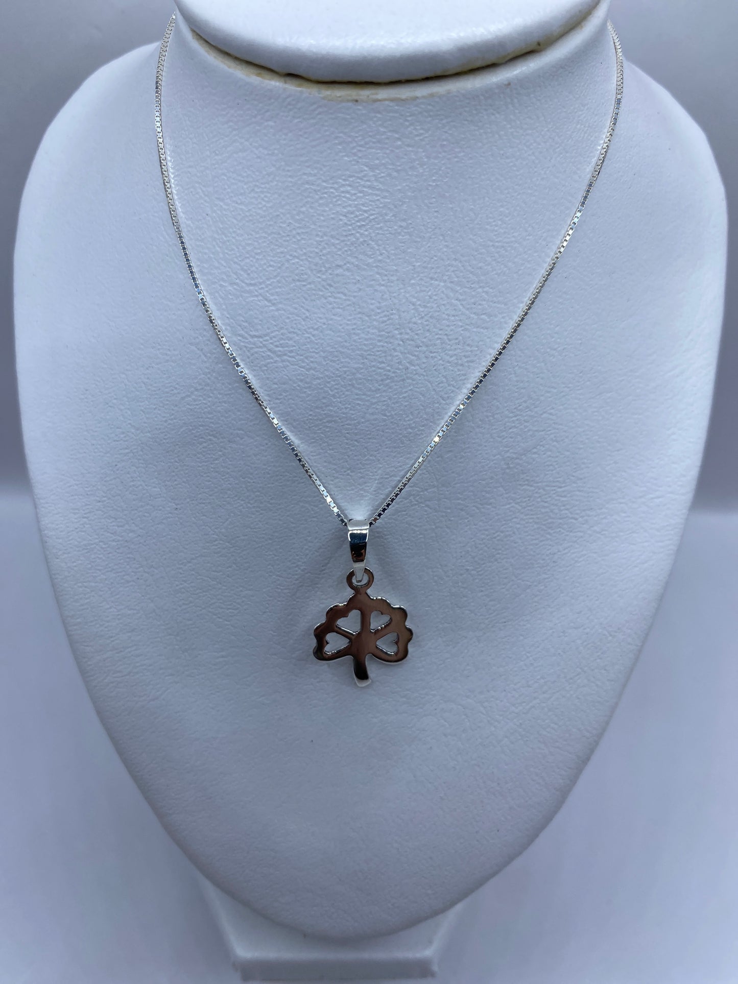 Detalle del trébol de plata .925 con el Quinto 925 grabado
