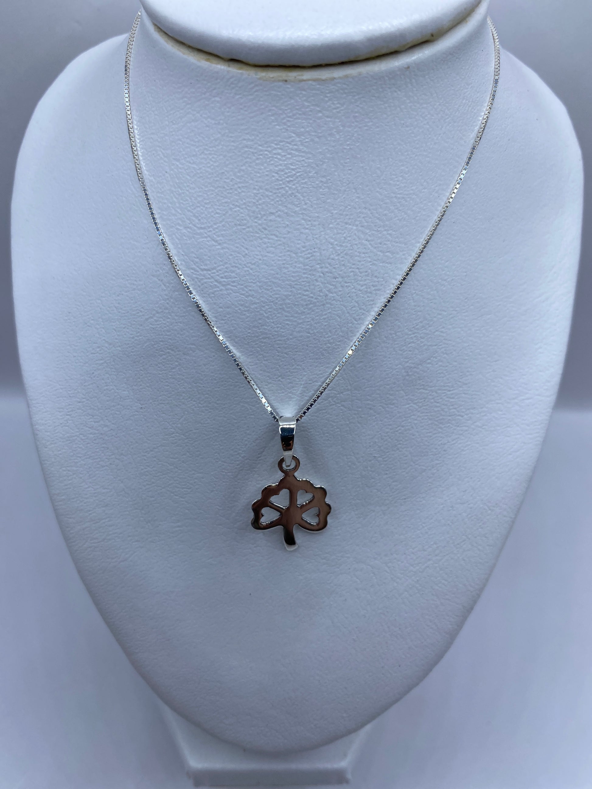 Detalle del trébol de plata .925 con el Quinto 925 grabado