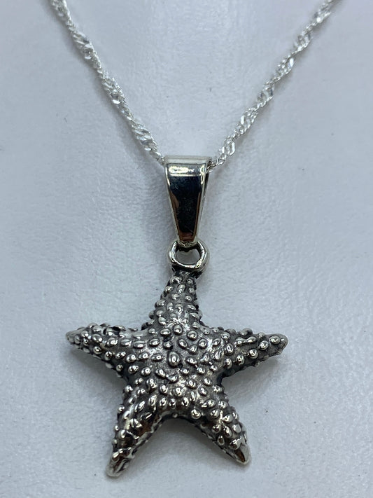 Detalle cercano del granulado: esferas de plata soldadas en la estrella de mar