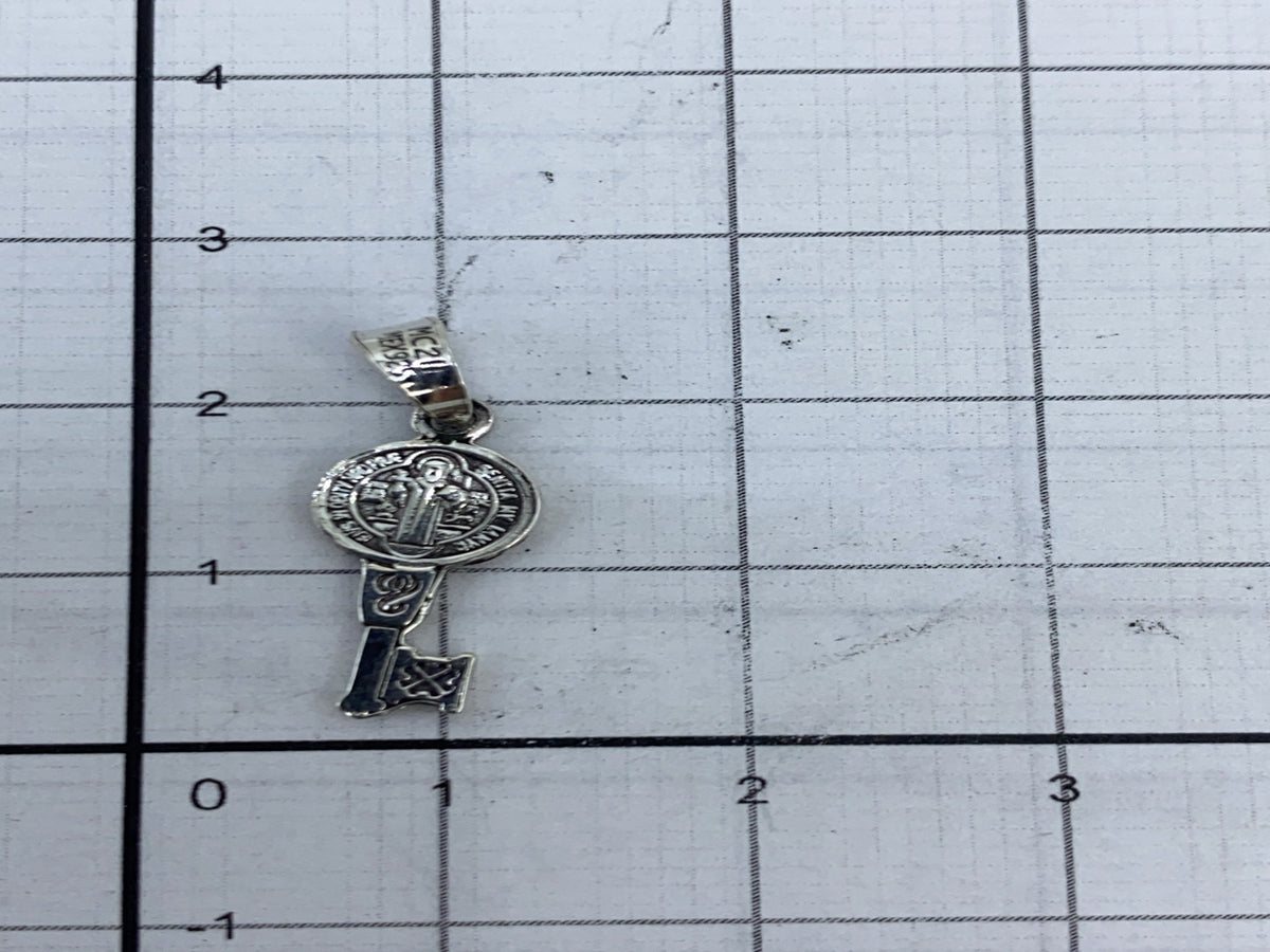 Dije San Benito colgado de cadena de plata, vista en el cuello