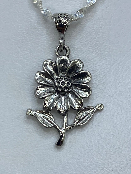 Dije flor de plata repujada en cadena de eslabones finos de plata