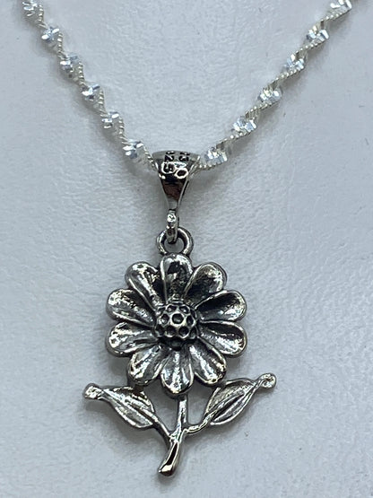 Detalle del relieve floral repujado a mano en plata .925