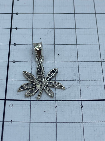 Dije de plata con marca del Quinto 925 junto a regla de medición