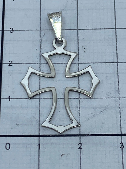 Dije cruz de plata en escala comparativa mostrando 3 cm de largo